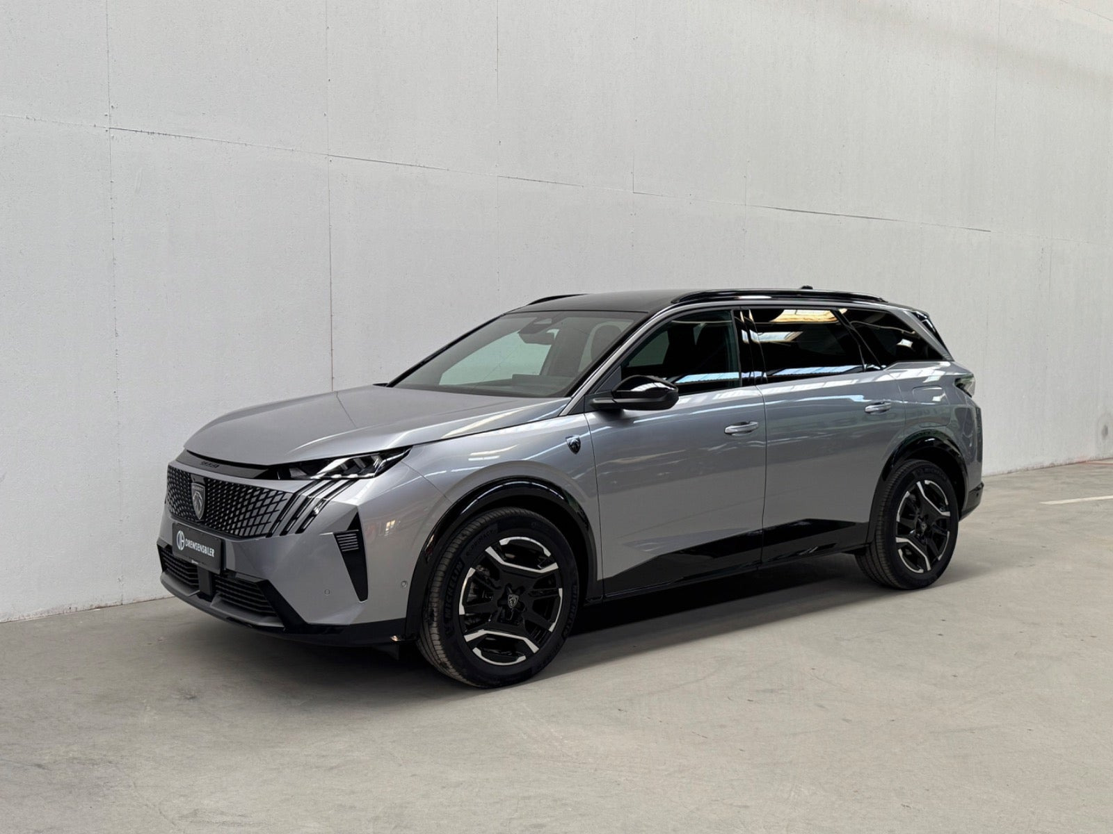 Grå Peugeot e-5008 fra 2025