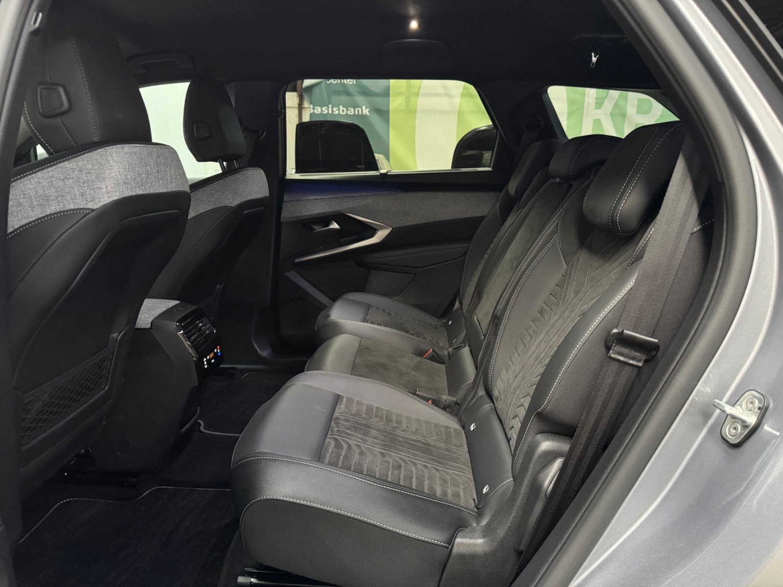 Grå Peugeot e-5008 fra 2025