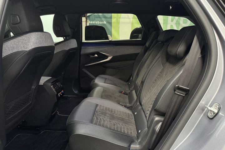 Grå Peugeot e-5008 fra 2025