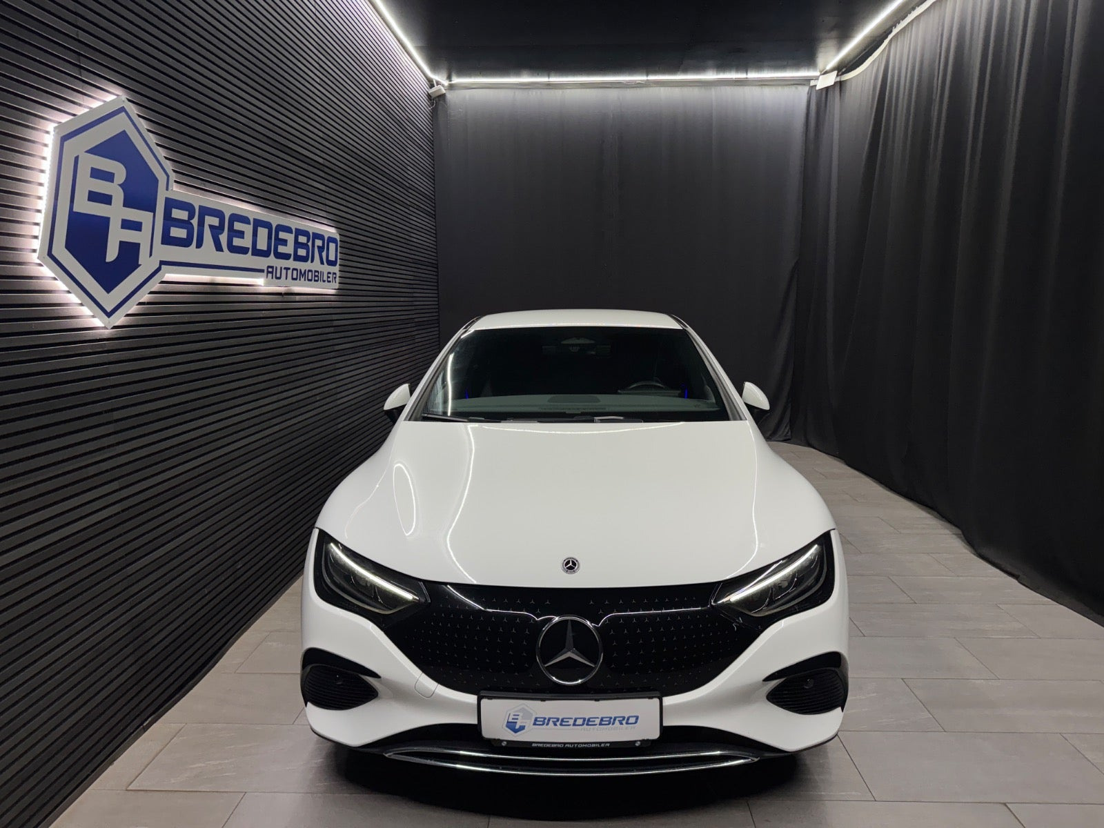 Hvid Mercedes EQE300 fra 2023
