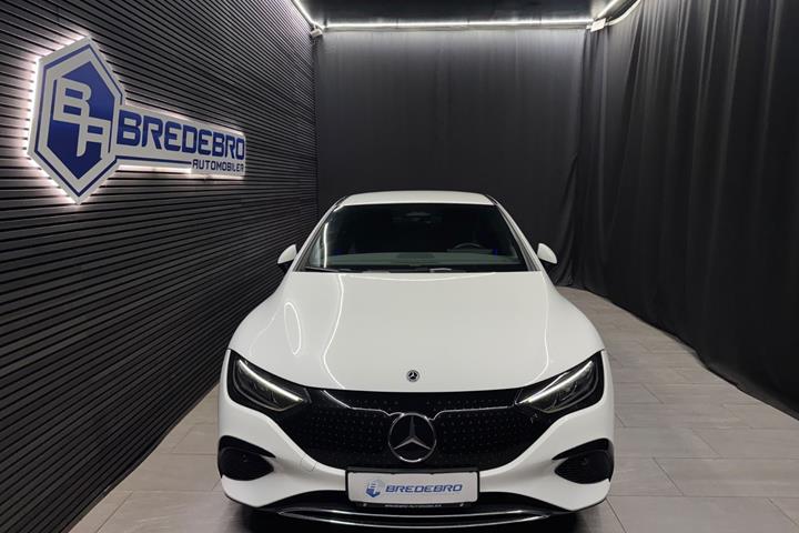 Hvid Mercedes EQE300 fra 2023