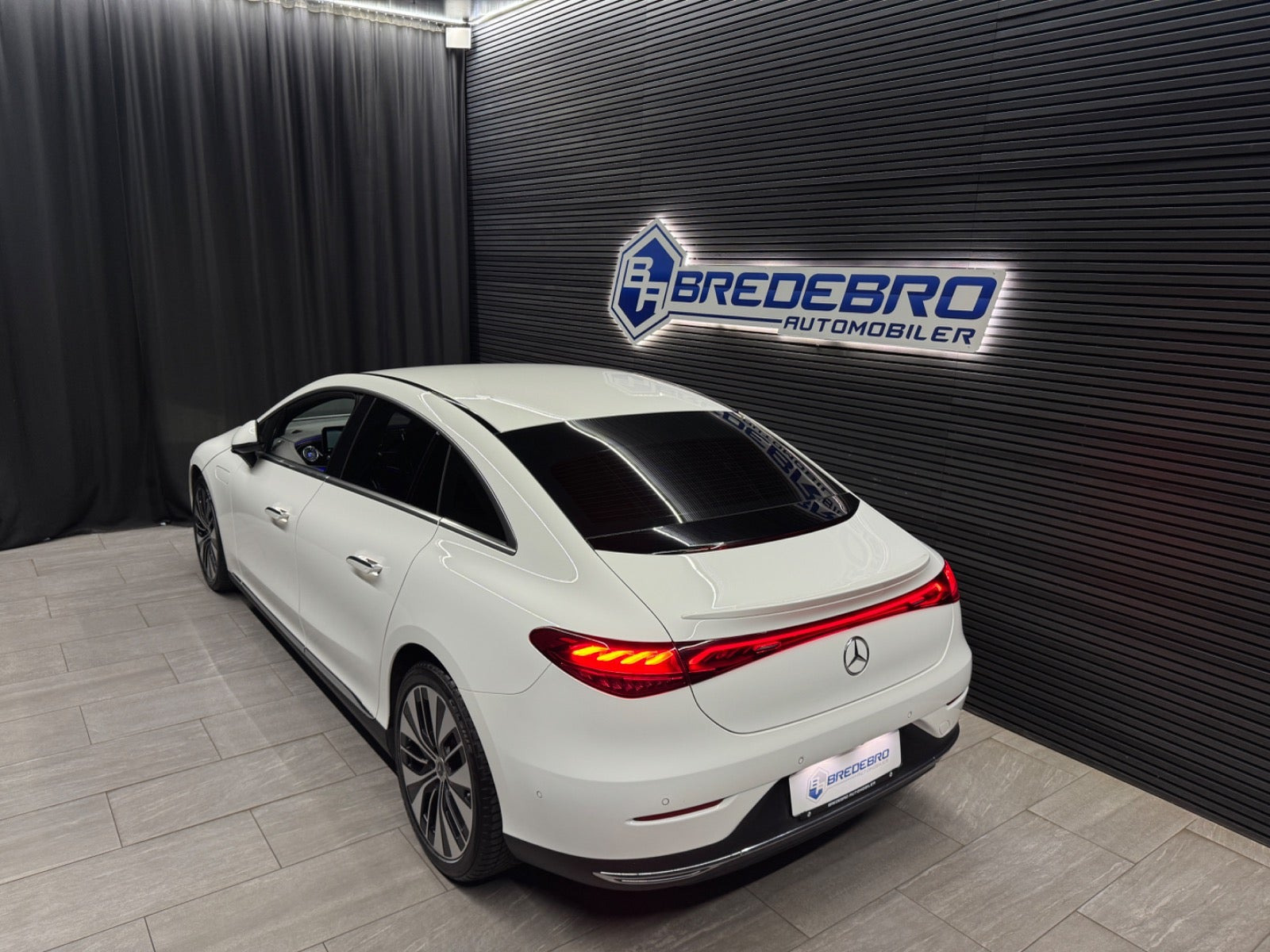 Hvid Mercedes EQE300 fra 2023