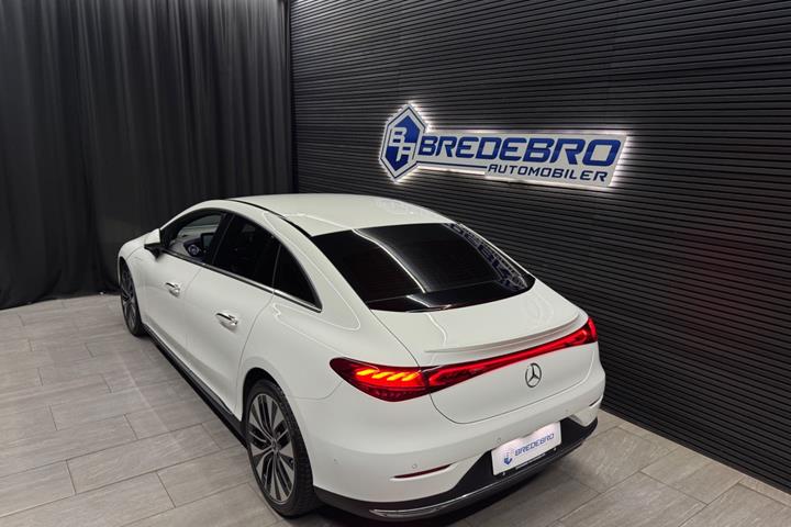 Hvid Mercedes EQE300 fra 2023