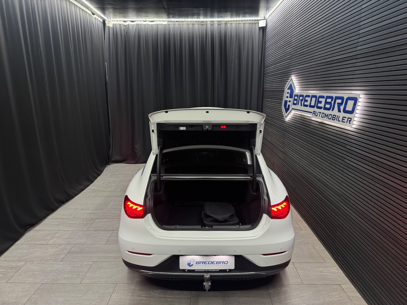 Hvid Mercedes EQE300 fra 2023