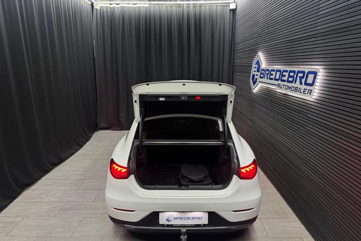 Hvid Mercedes EQE300 fra 2023