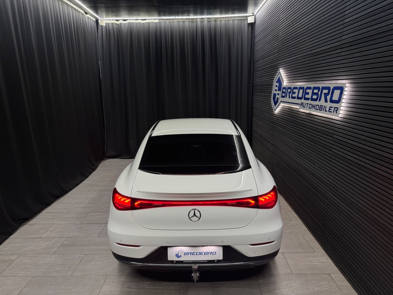 Hvid Mercedes EQE300 fra 2023