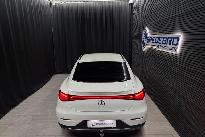 Hvid Mercedes EQE300 fra 2023