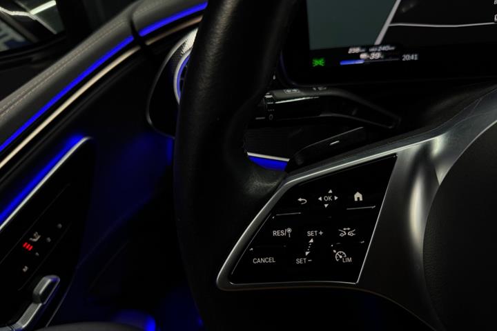 Hvid Mercedes EQE300 fra 2023