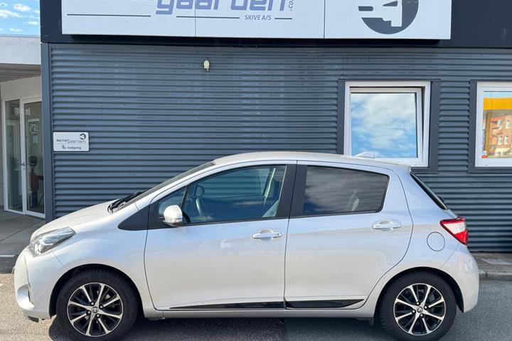Sølv Toyota Yaris fra 2020