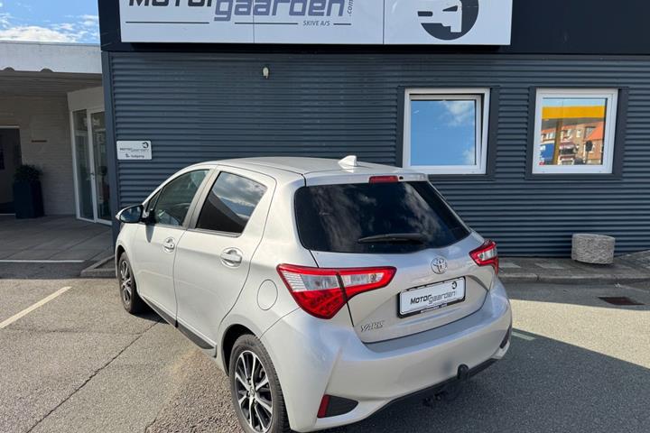 Sølv Toyota Yaris fra 2020
