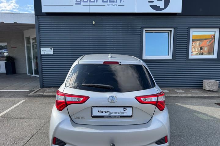 Sølv Toyota Yaris fra 2020