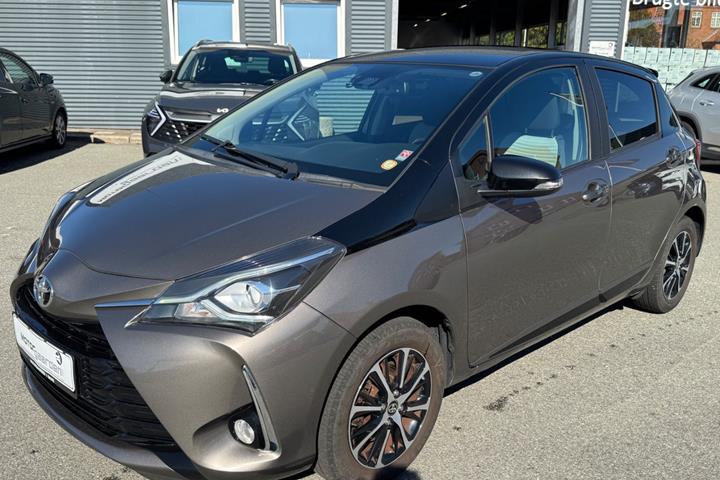 Grå Toyota Yaris fra 2019 set udefra