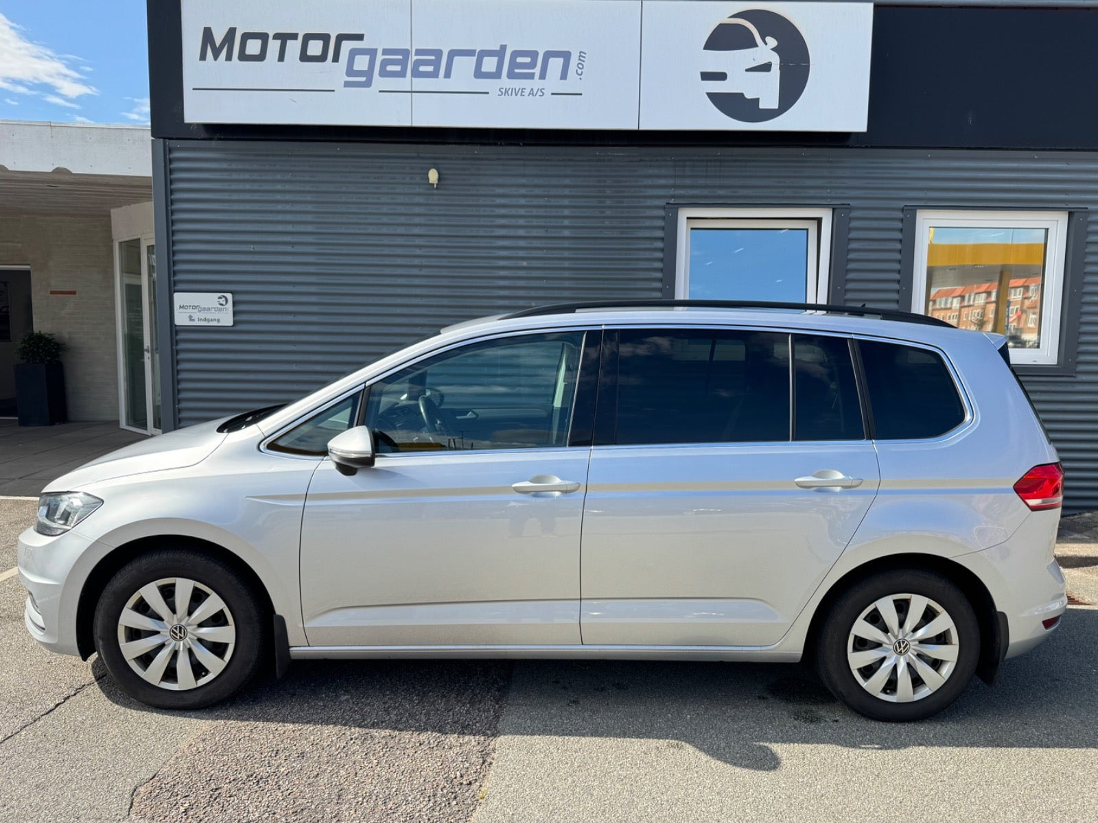 Sølv VW Touran fra 2021