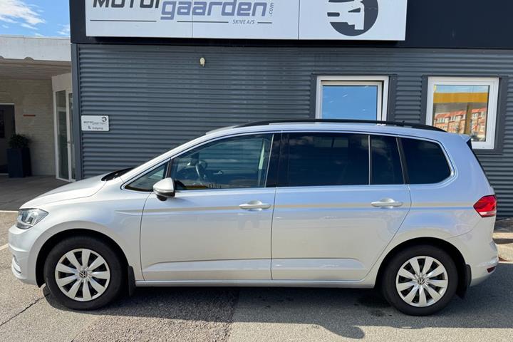 Sølv VW Touran fra 2021