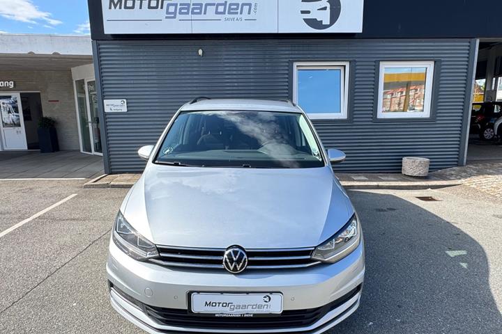 Sølv VW Touran fra 2021