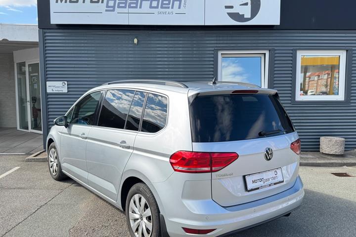 Sølv VW Touran fra 2021