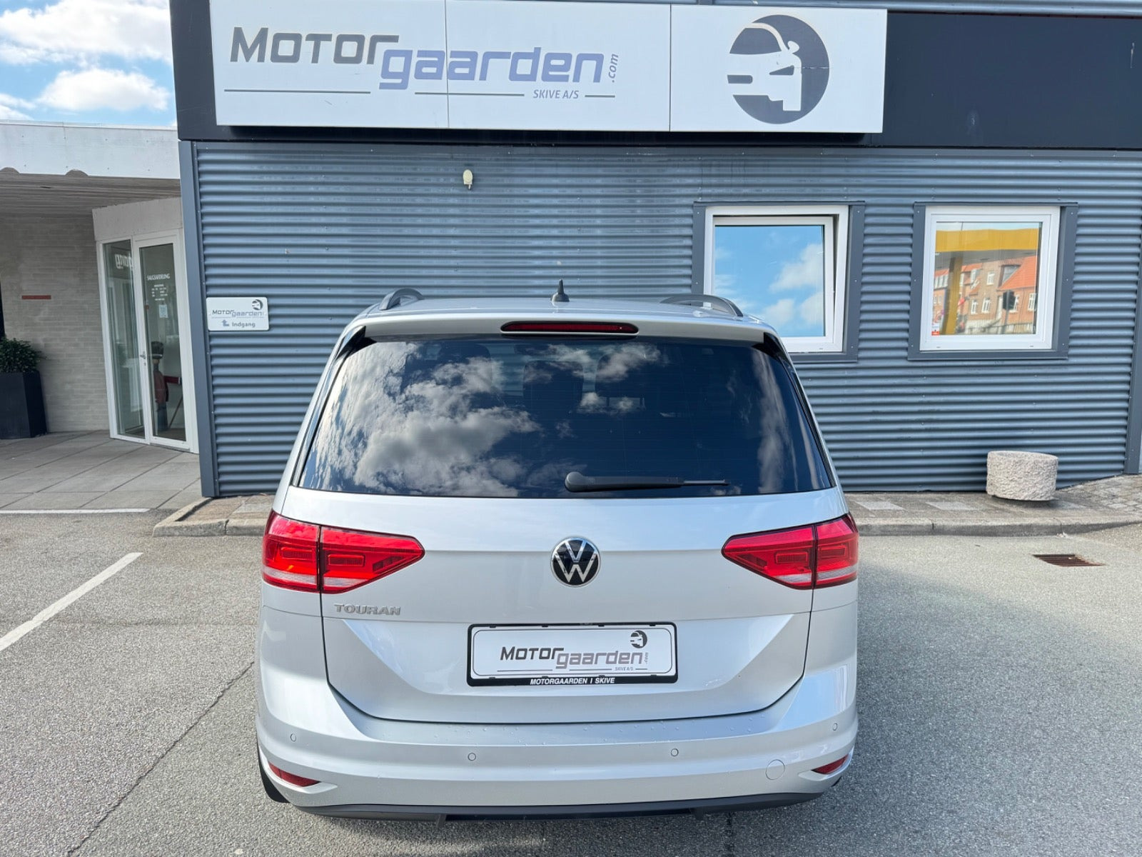 Sølv VW Touran fra 2021