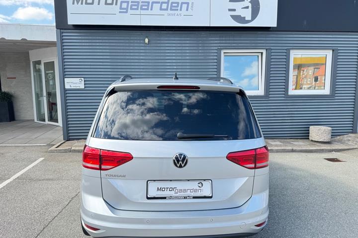 Sølv VW Touran fra 2021