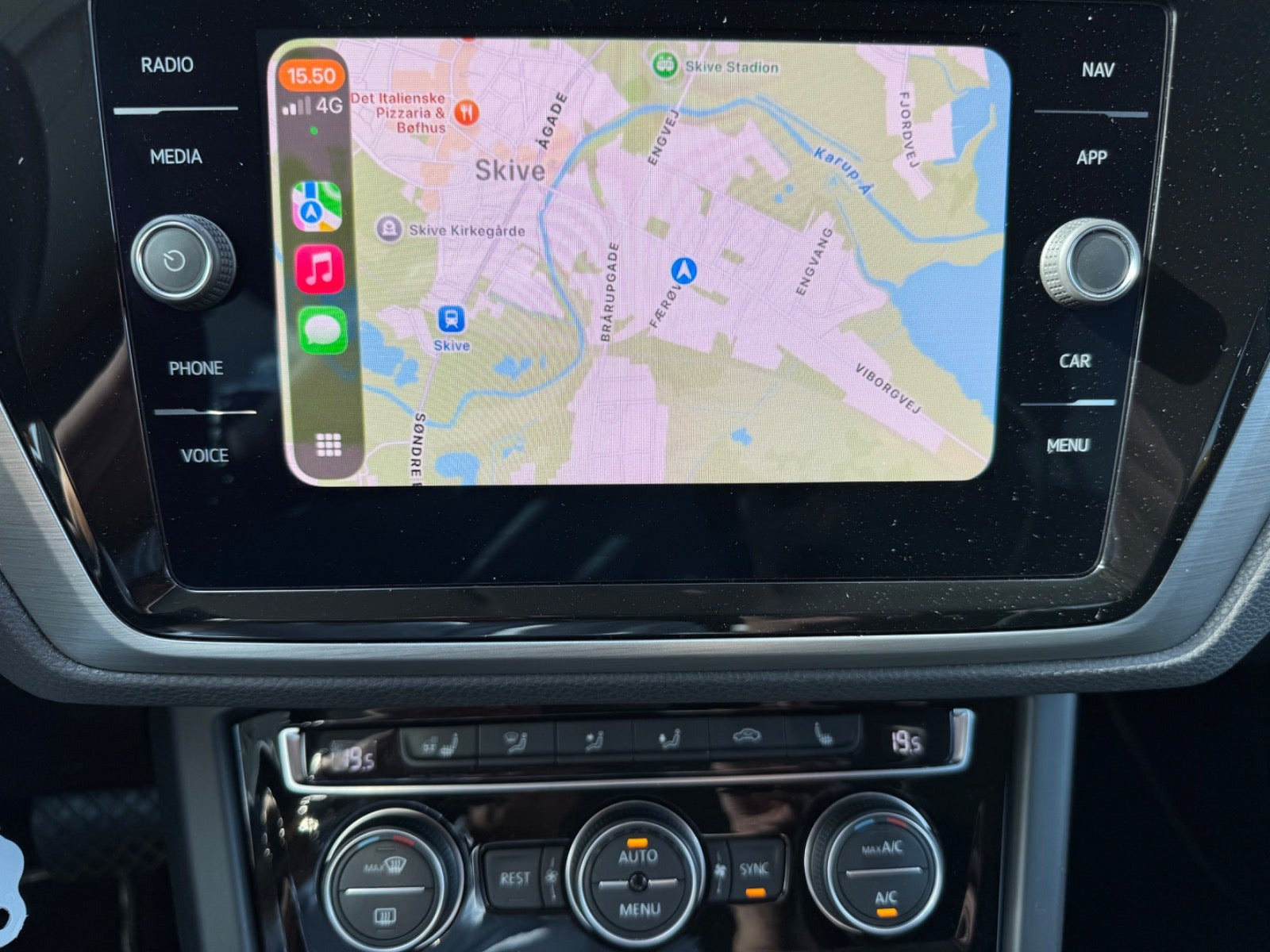 Sølv VW Touran fra 2021
