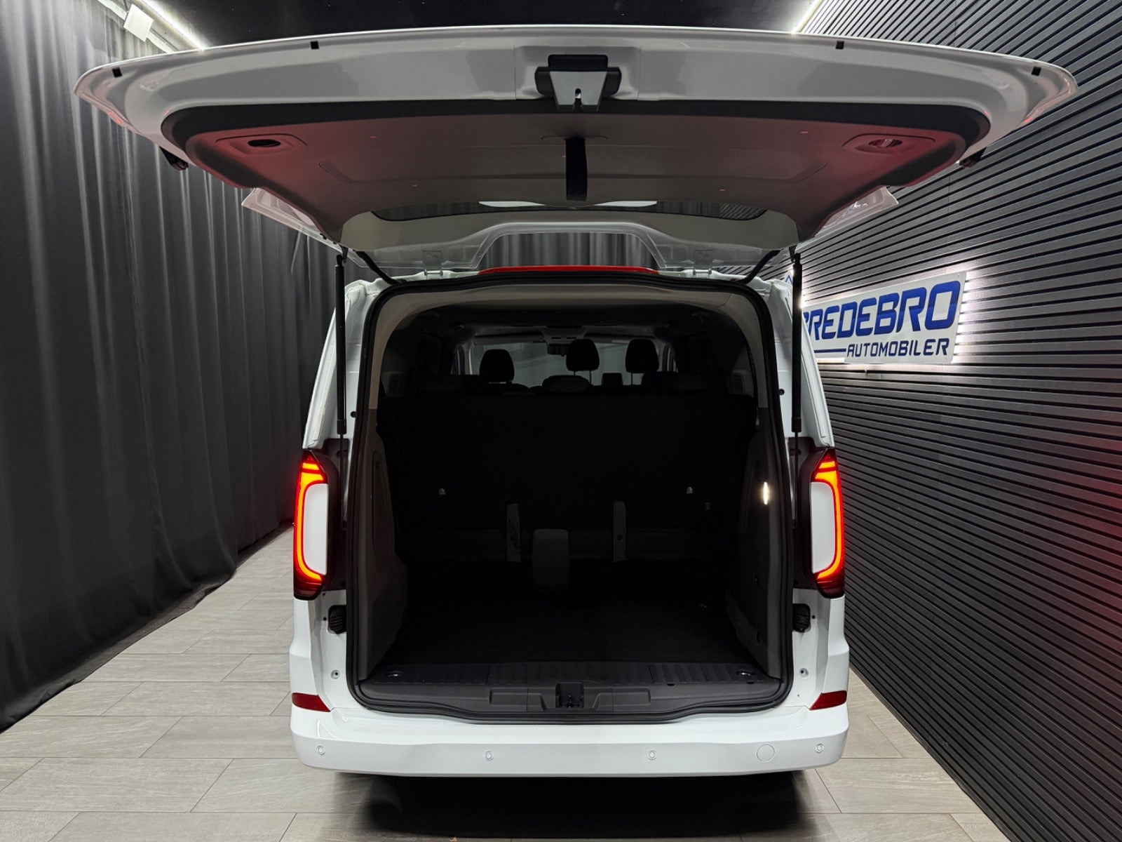 Hvid VW e-Caravelle fra 2025