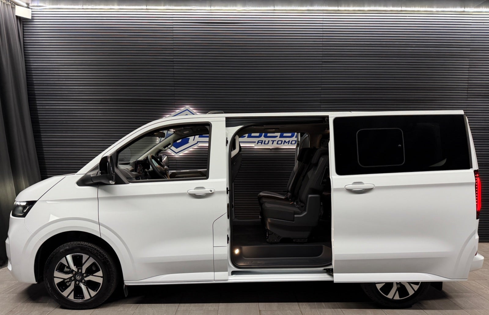 Hvid VW e-Caravelle fra 2025