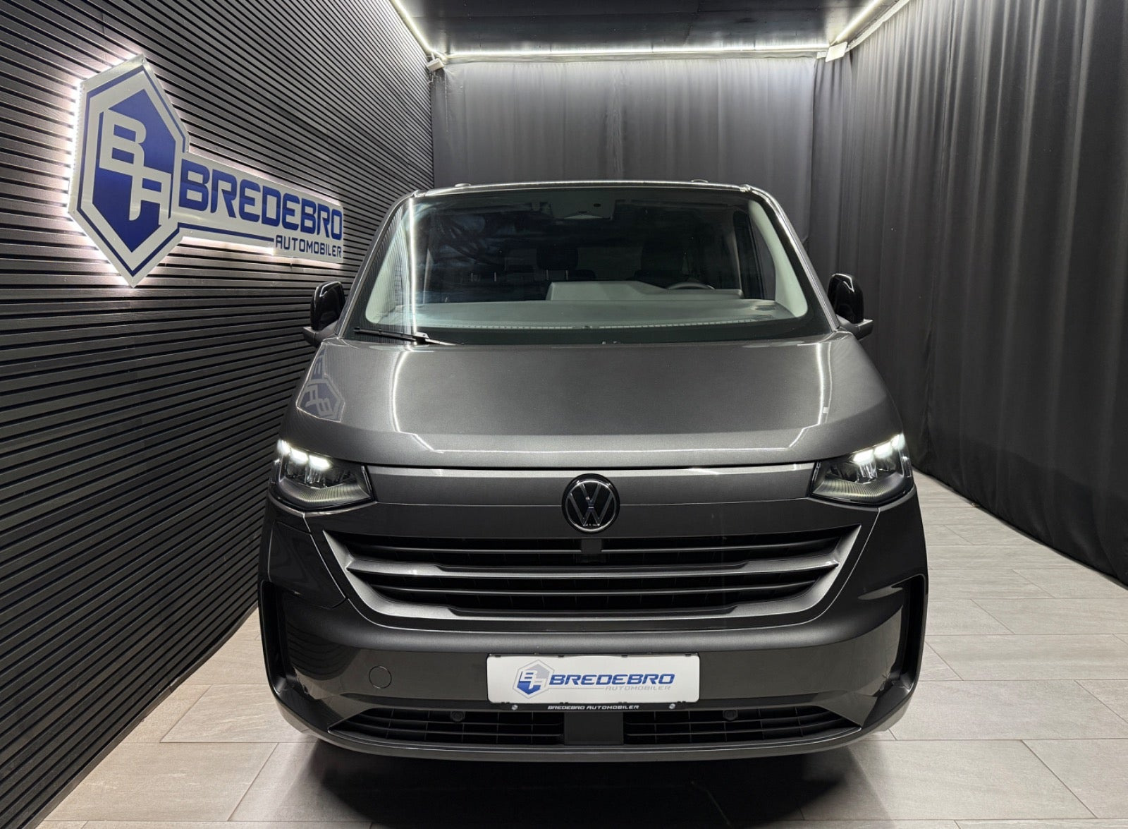 Grå VW e-Caravelle fra 2025