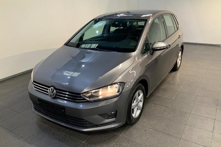 Grå VW Golf Sportsvan fra 2015 set udefra