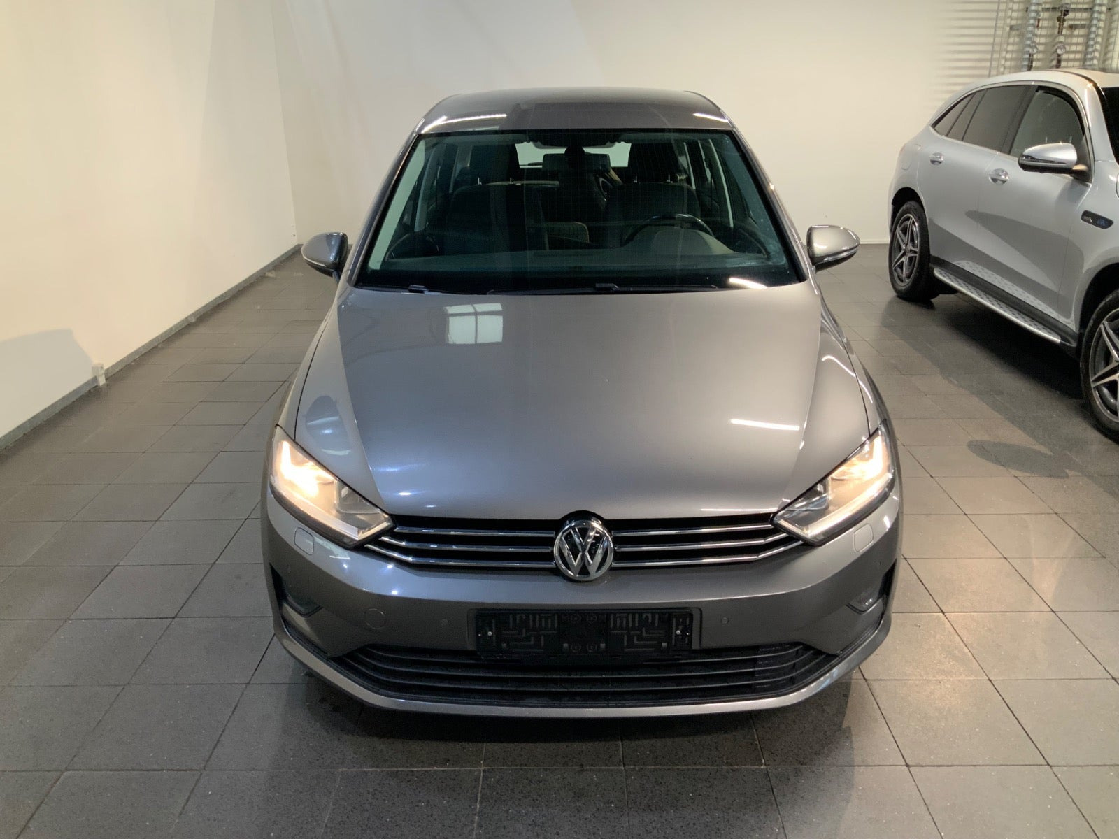 Grå VW Golf Sportsvan fra 2015