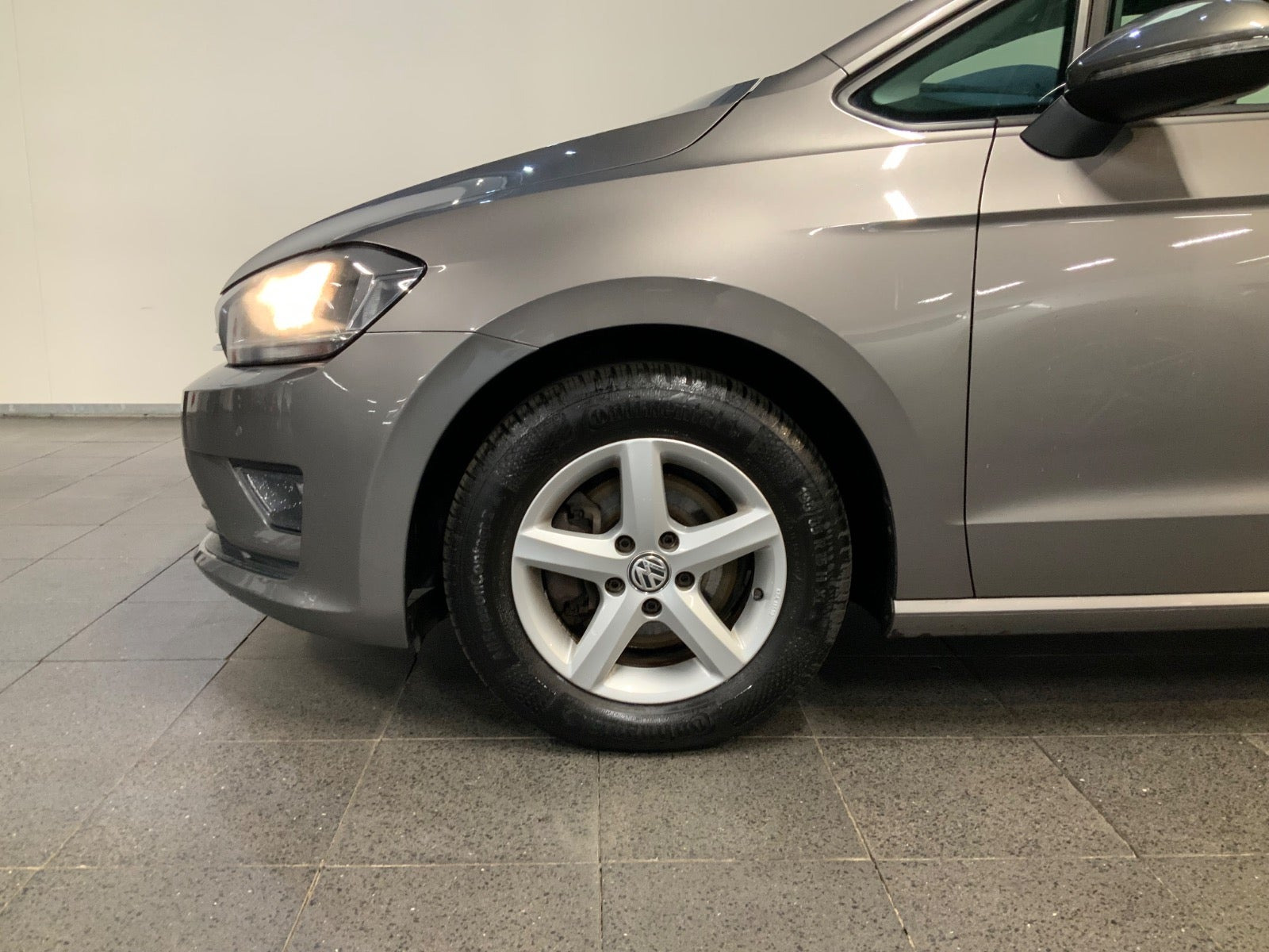 Grå VW Golf Sportsvan fra 2015