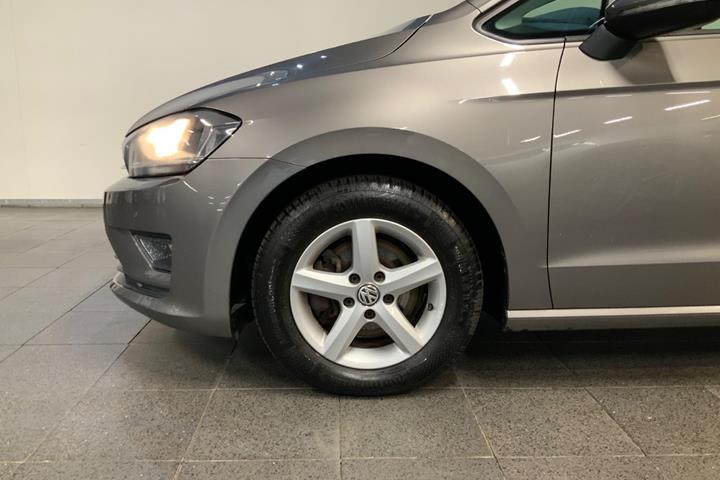 Grå VW Golf Sportsvan fra 2015