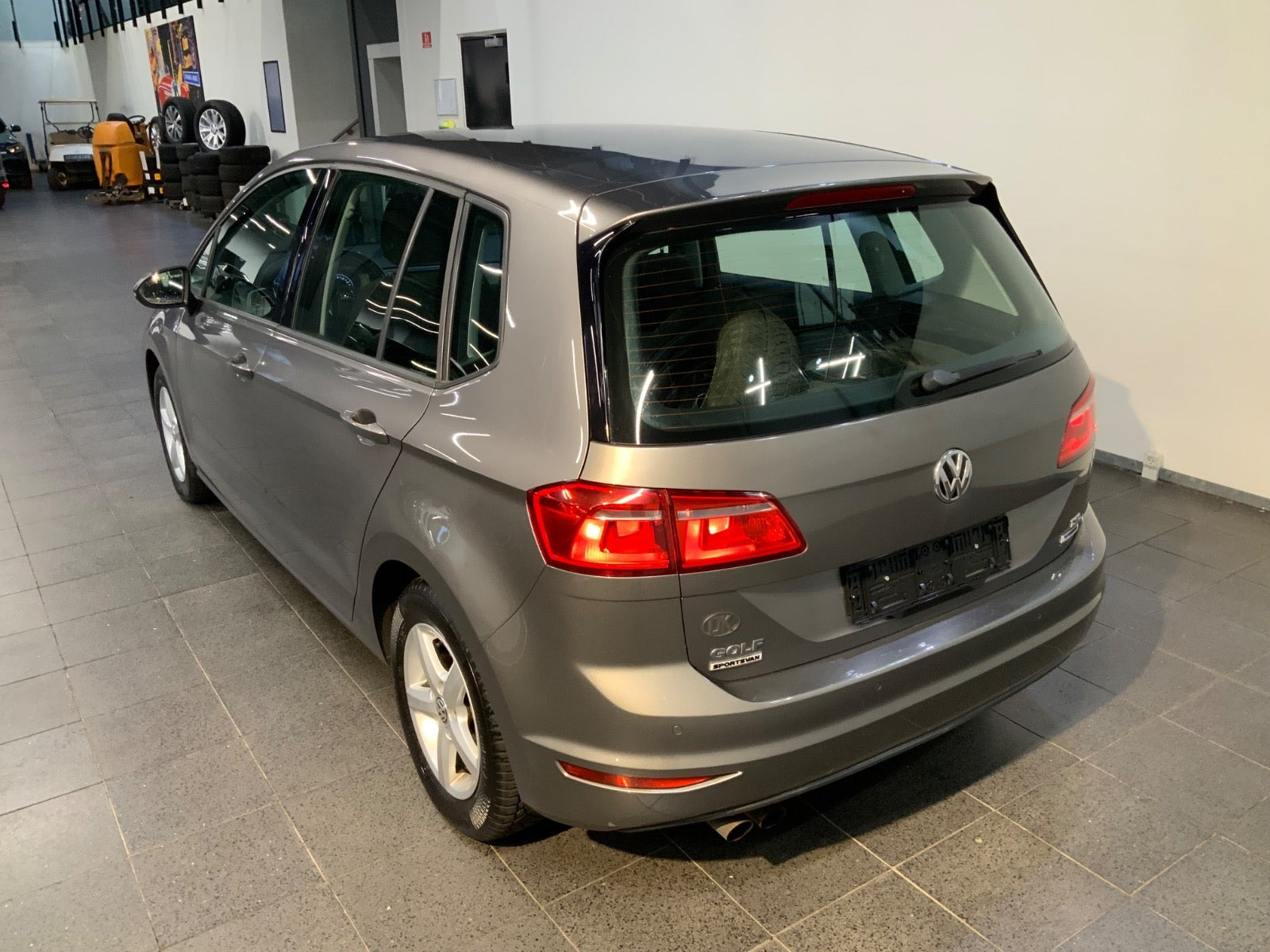 Grå VW Golf Sportsvan fra 2015