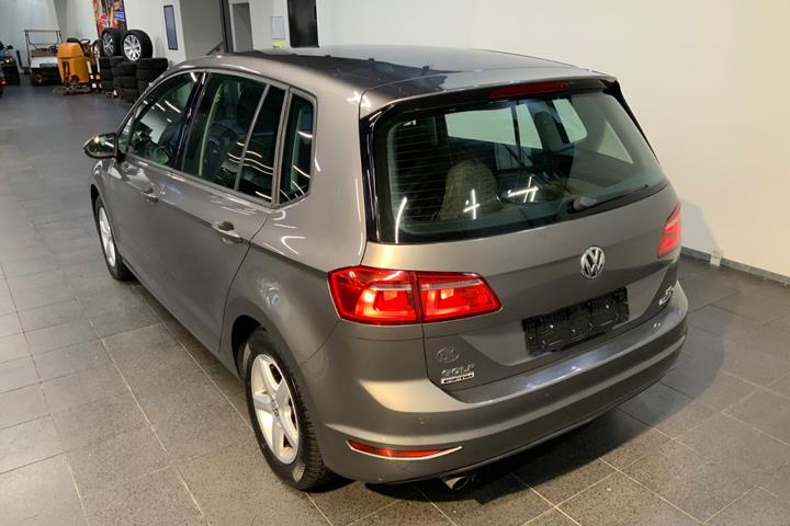 Grå VW Golf Sportsvan fra 2015