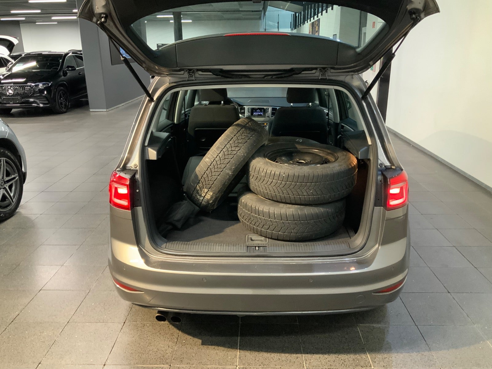 Grå VW Golf Sportsvan fra 2015