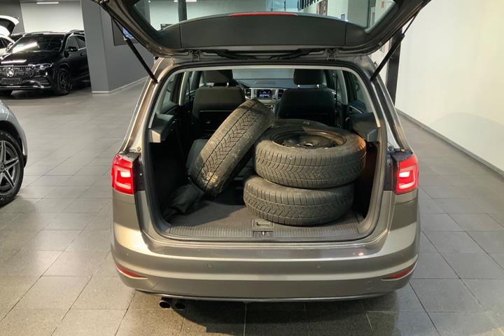 Grå VW Golf Sportsvan fra 2015