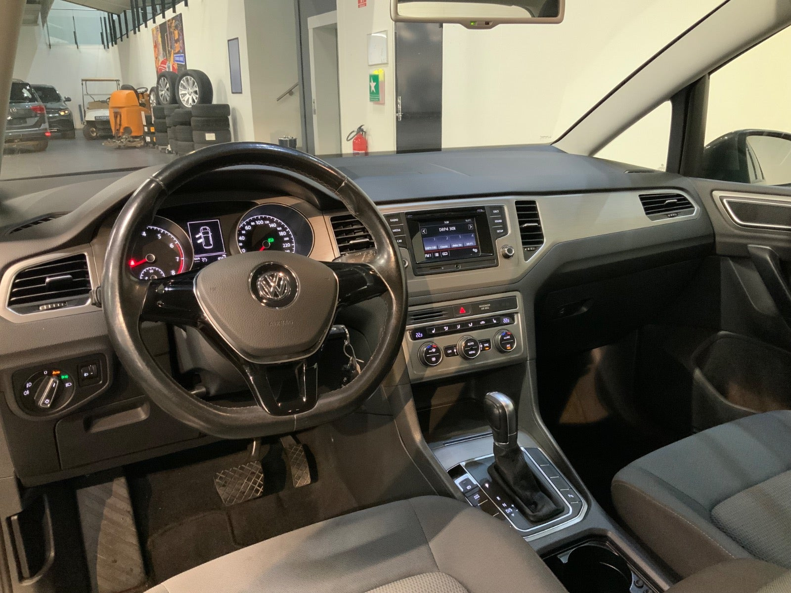Grå VW Golf Sportsvan fra 2015