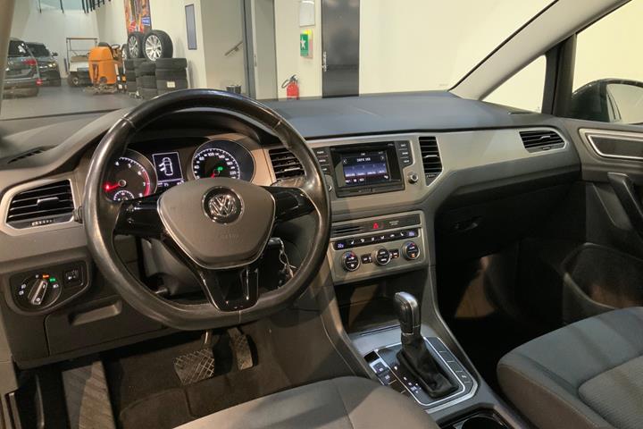 Grå VW Golf Sportsvan fra 2015