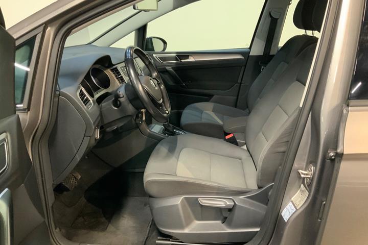 Grå VW Golf Sportsvan fra 2015