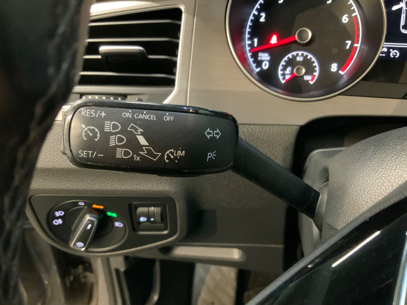 Grå VW Golf Sportsvan fra 2015