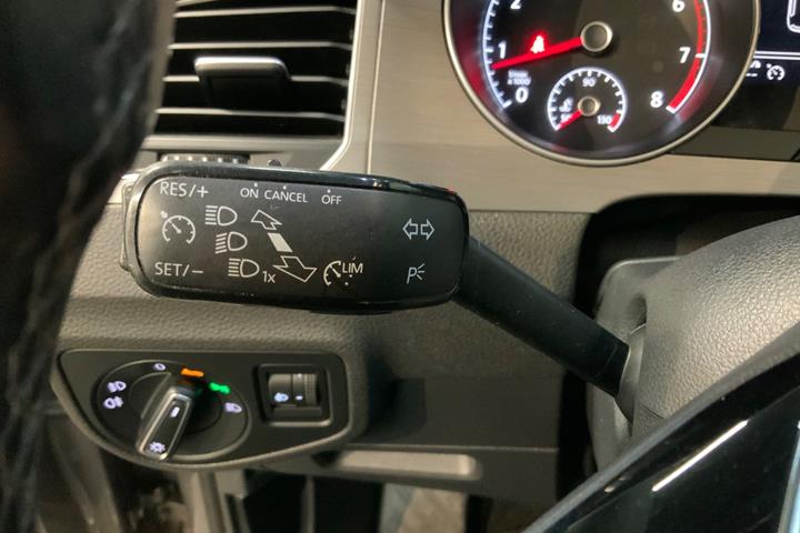 Grå VW Golf Sportsvan fra 2015
