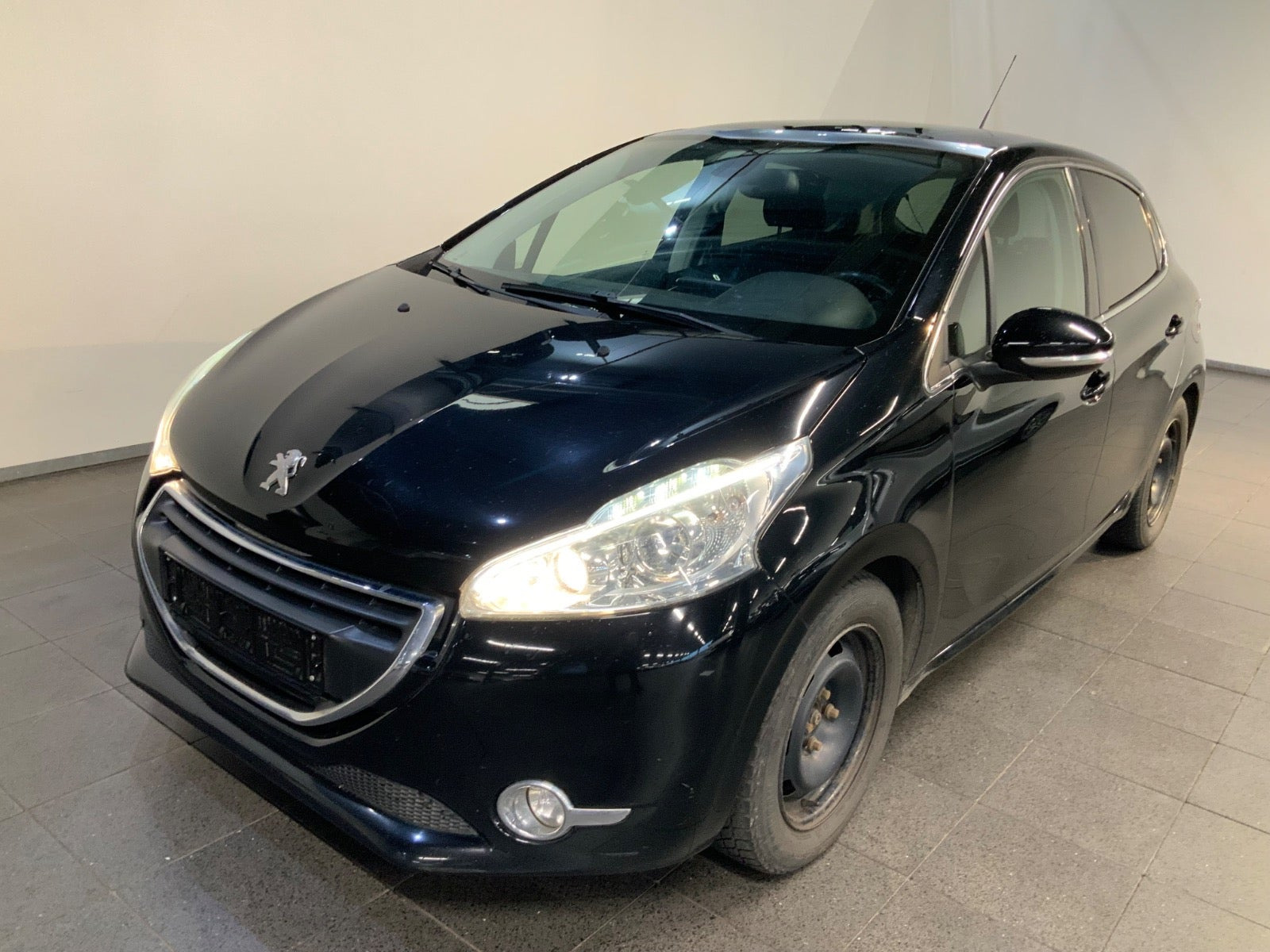 Peugeot 208 1,2 VTi Allure Sky