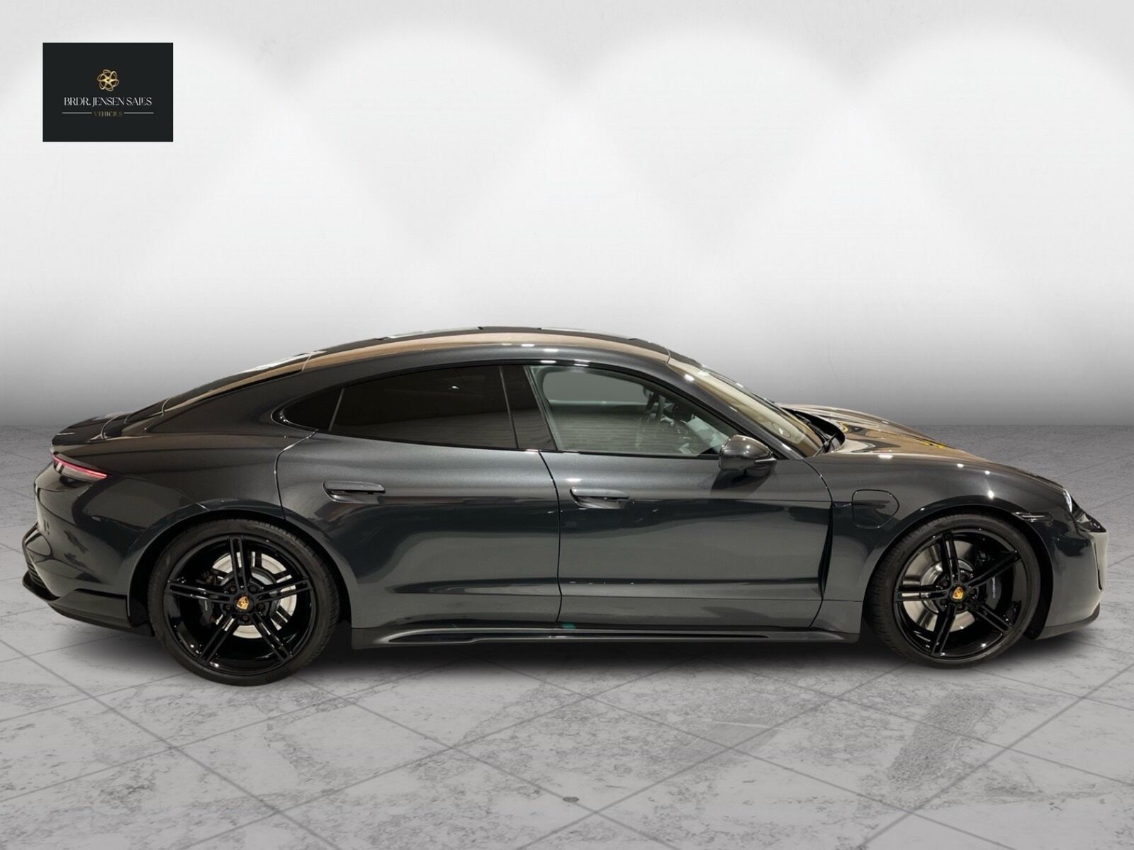 Grå Porsche Taycan fra 2022