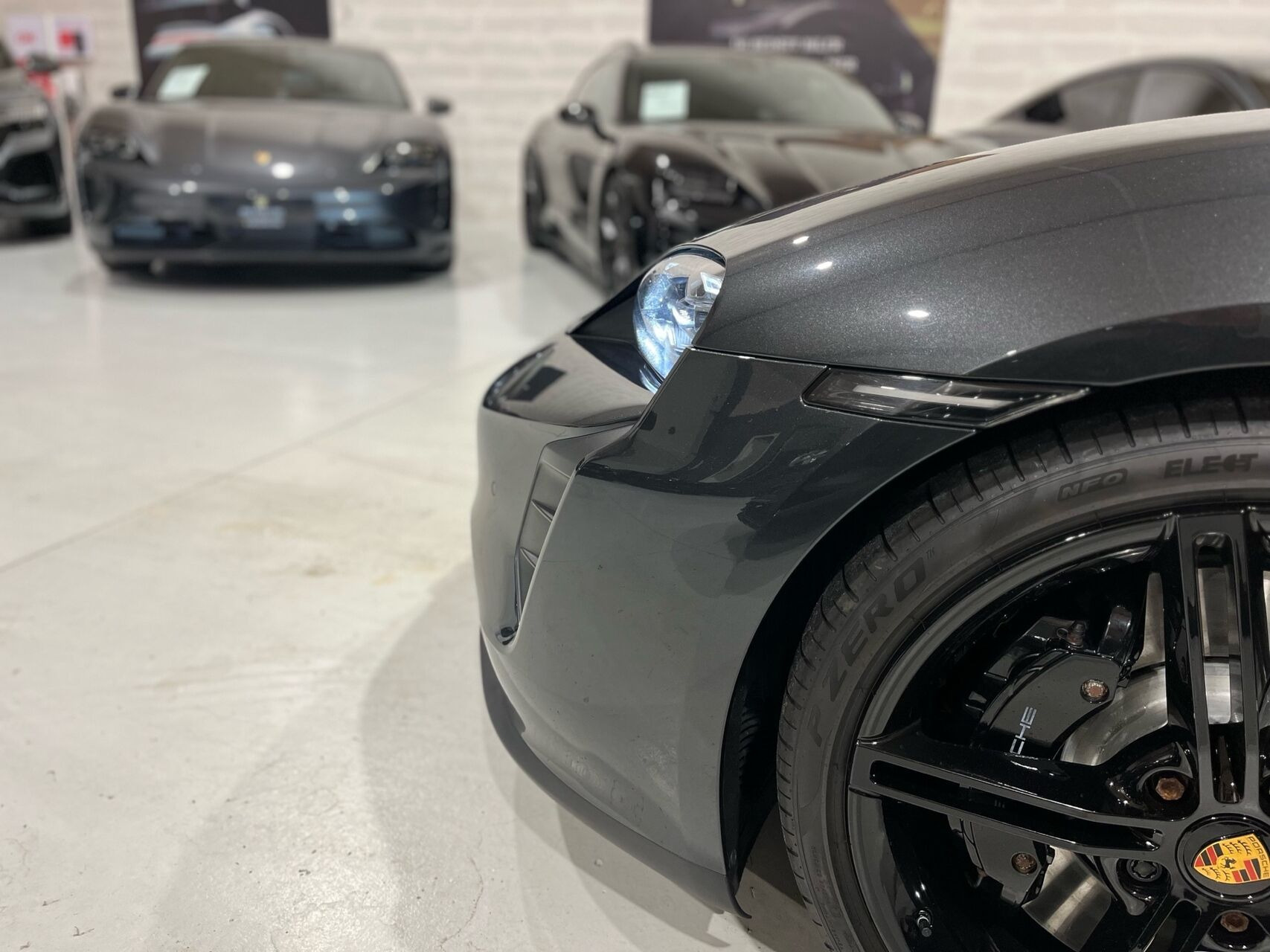 Grå Porsche Taycan fra 2022