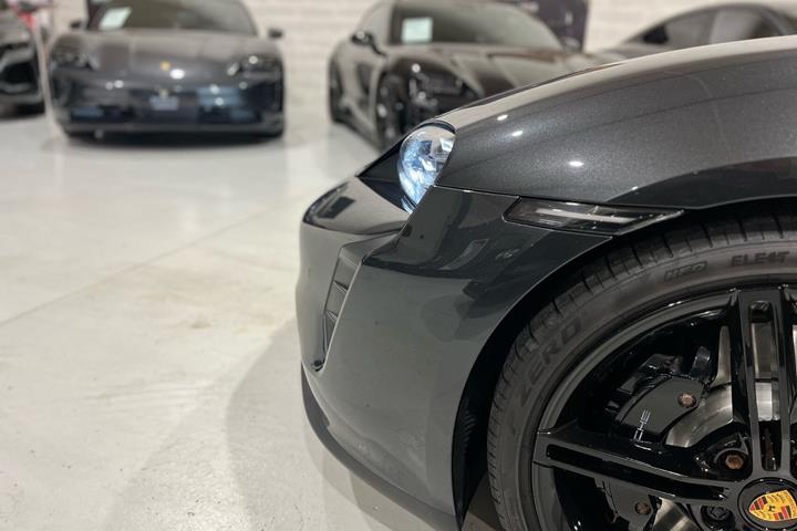 Grå Porsche Taycan fra 2022