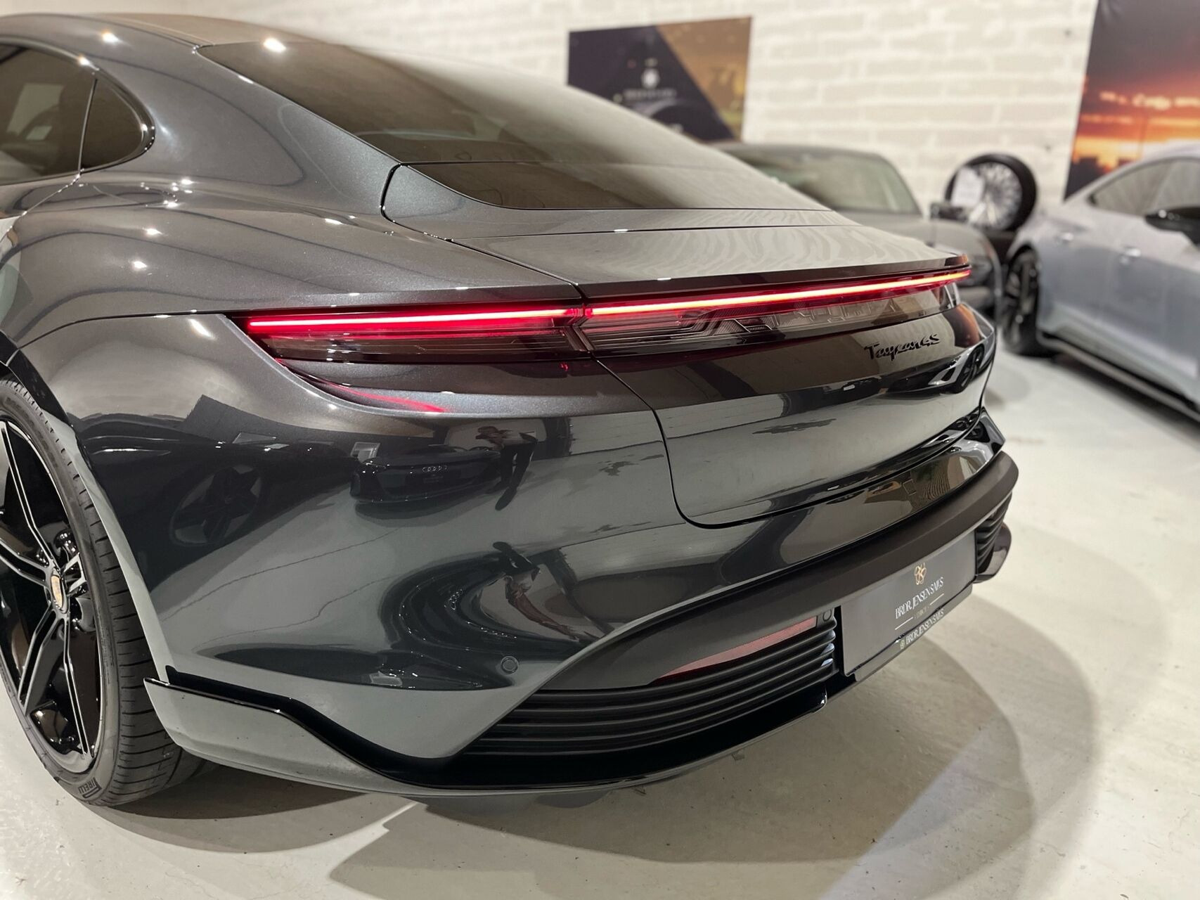 Grå Porsche Taycan fra 2022