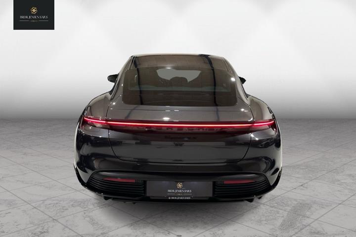 Grå Porsche Taycan fra 2022