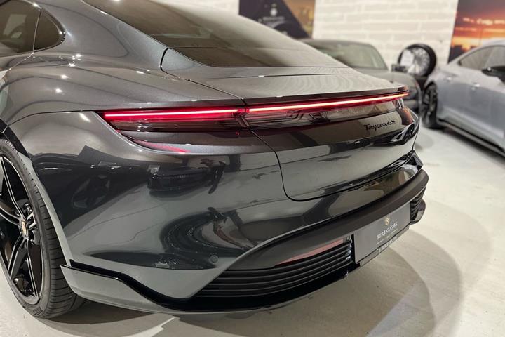 Grå Porsche Taycan fra 2022