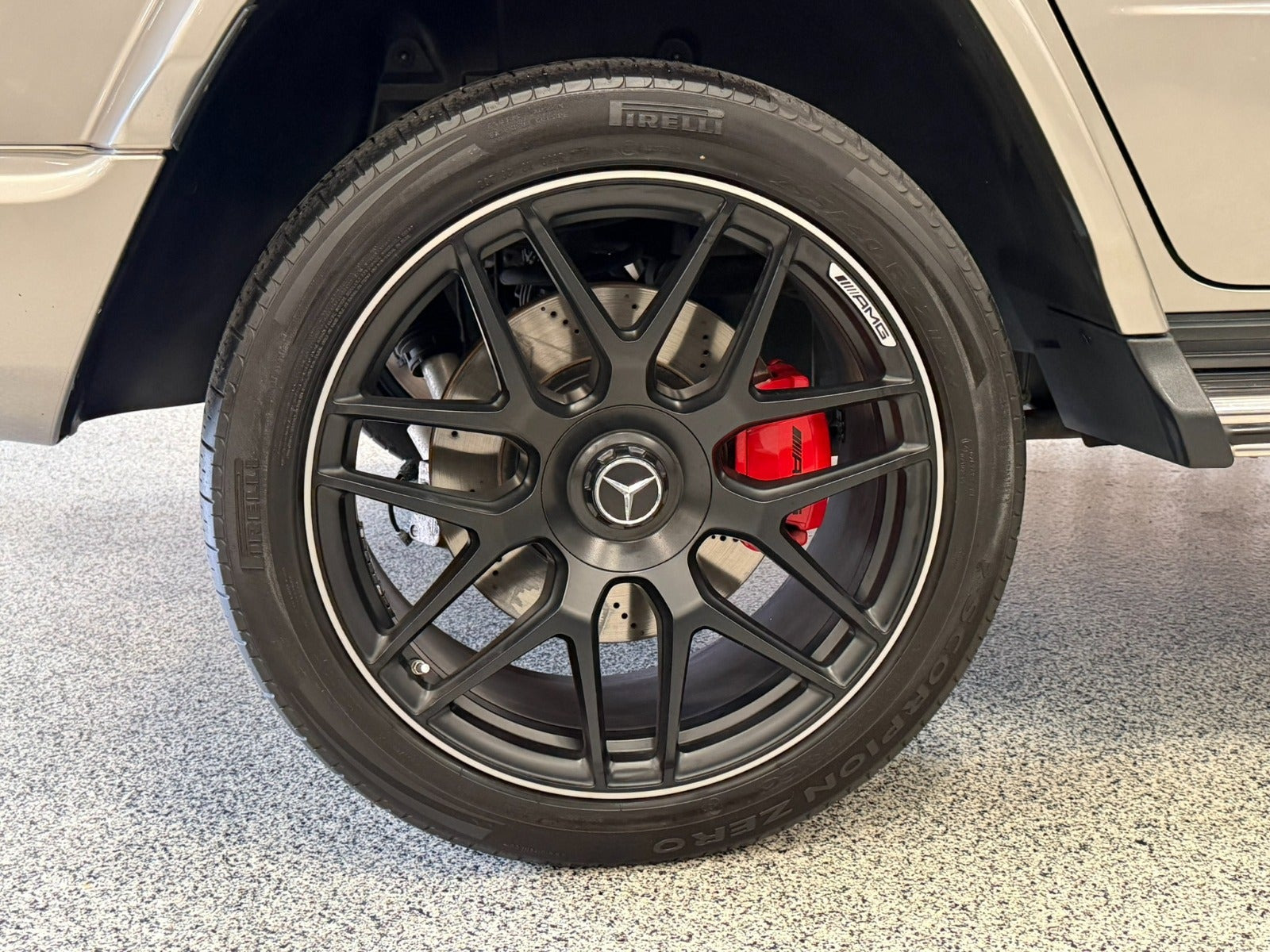 Grå Mercedes G63 fra 2020