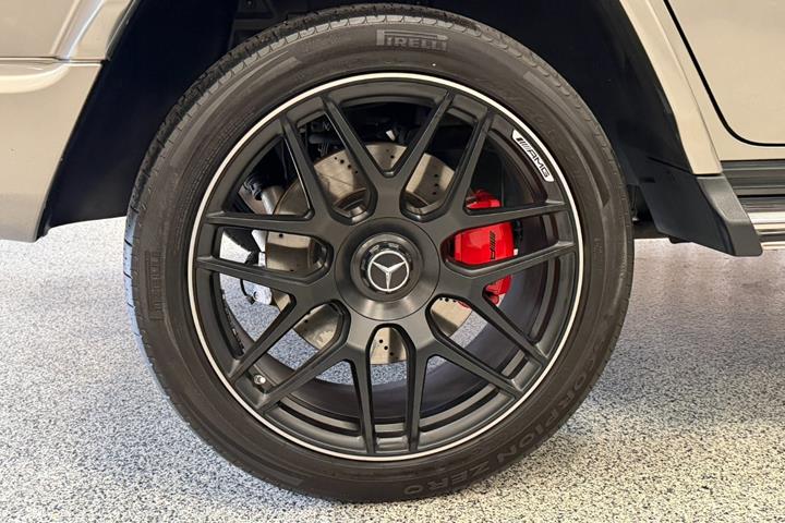 Grå Mercedes G63 fra 2020