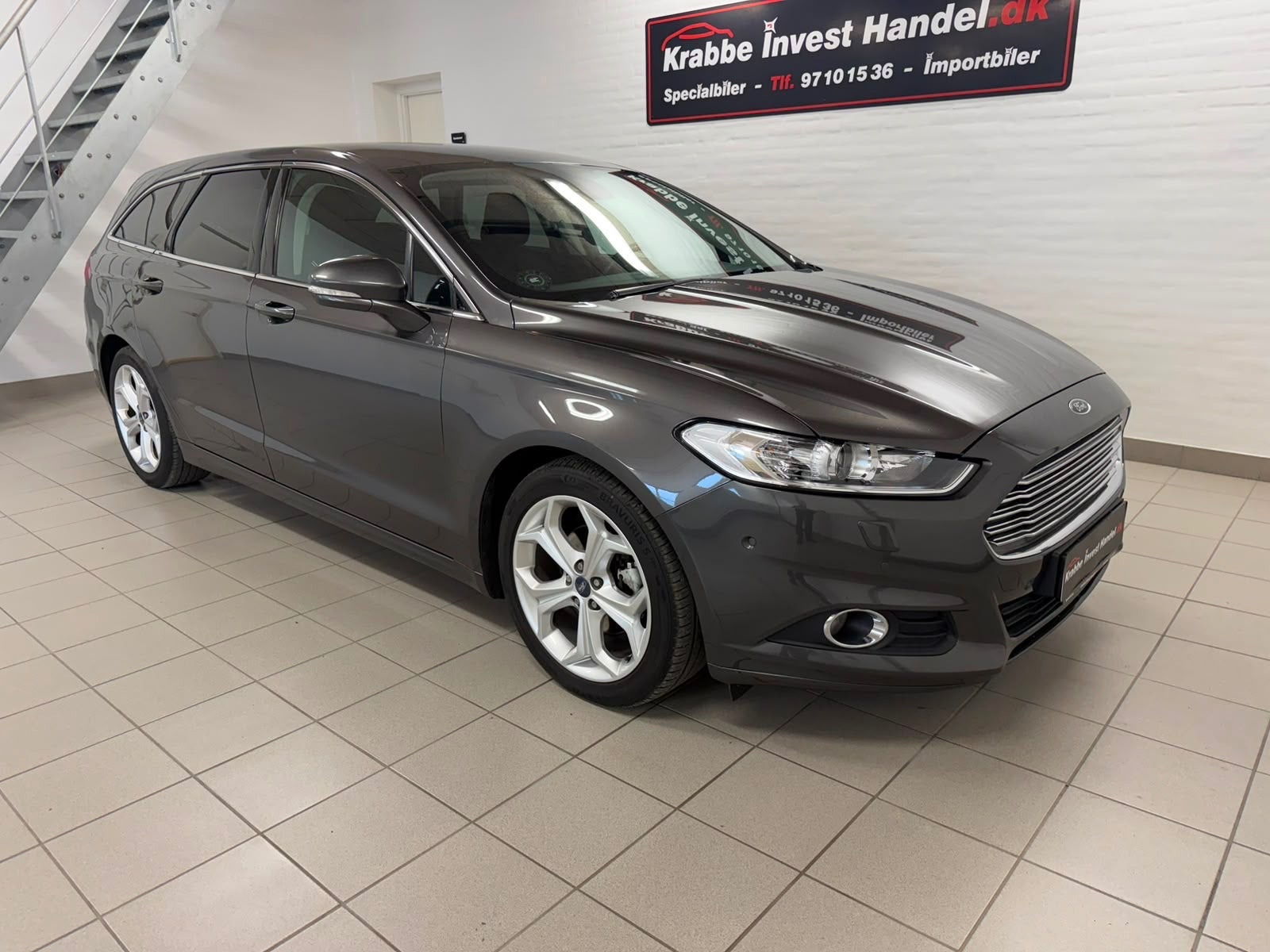Grå Ford Mondeo fra 2015