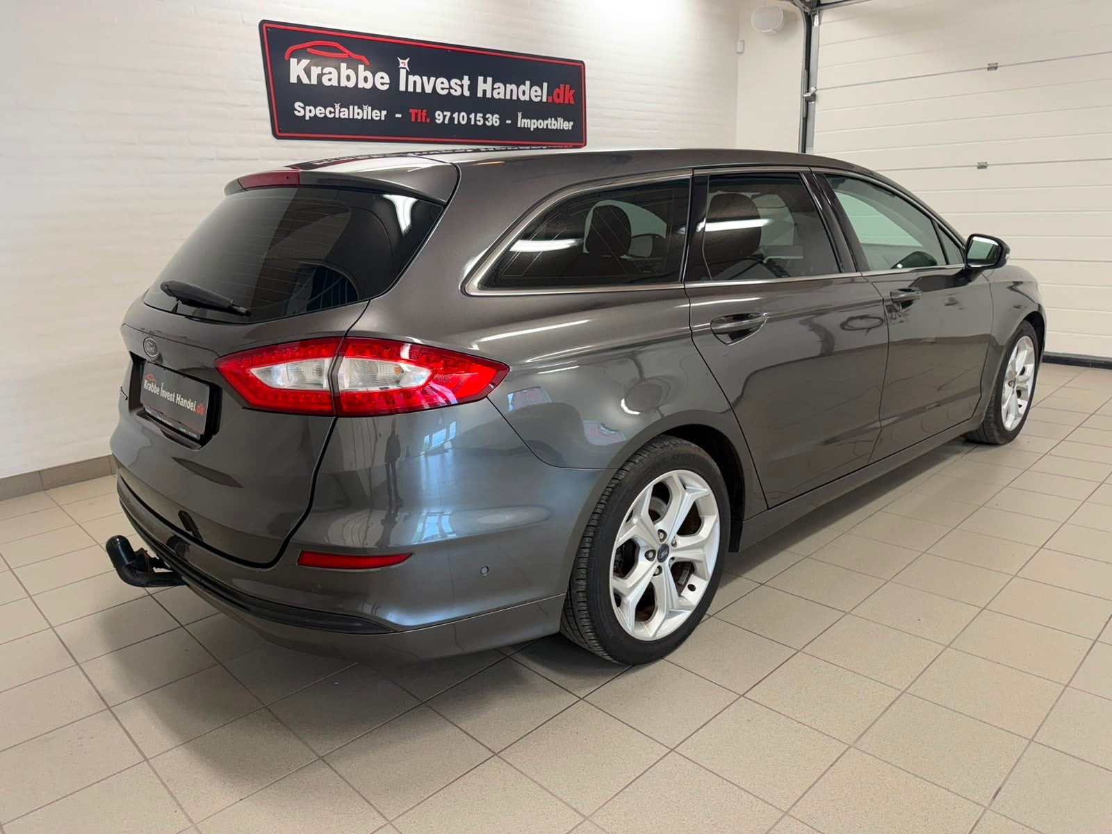 Grå Ford Mondeo fra 2015